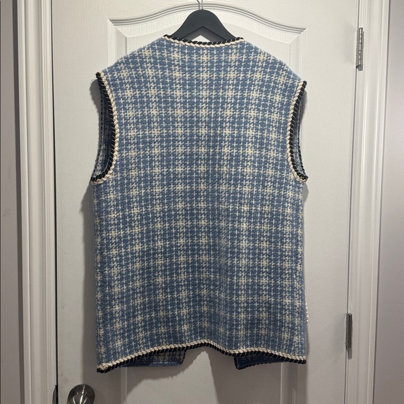 516-sleeveless blue tweed like vest with black and white trim and patch pockets - Picture 5 of 5